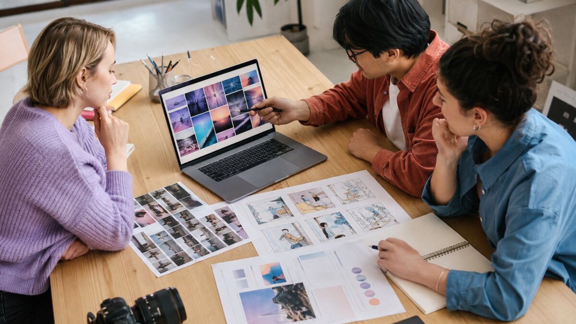 צוות קריאייטיב בוחן איזו חבילת Adobe מתאימה לצורכי העסק